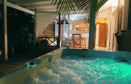 G&icirc;te n&deg;1428 Saint-Fran&ccedil;ois - Guadeloupe - vue sur la terrasse depuis le jacuzzi