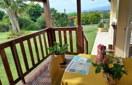 G&icirc;te n&deg;1783 Le Gosier - Guadeloupe - Terrasse couverte avec vue sur le jardin