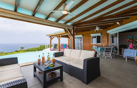 Terrasse couverte avec une vue imprenable sur la mer des Caraïbes Chambre d'hôtes n°6430 Deshaies - Guadeloupe - Terrasse couverte avec une vue imprenable sur la mer des Caraïbes