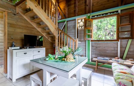 G&icirc;te n&deg;2111 Les Abymes - Guadeloupe - S&eacute;jour/coin salon